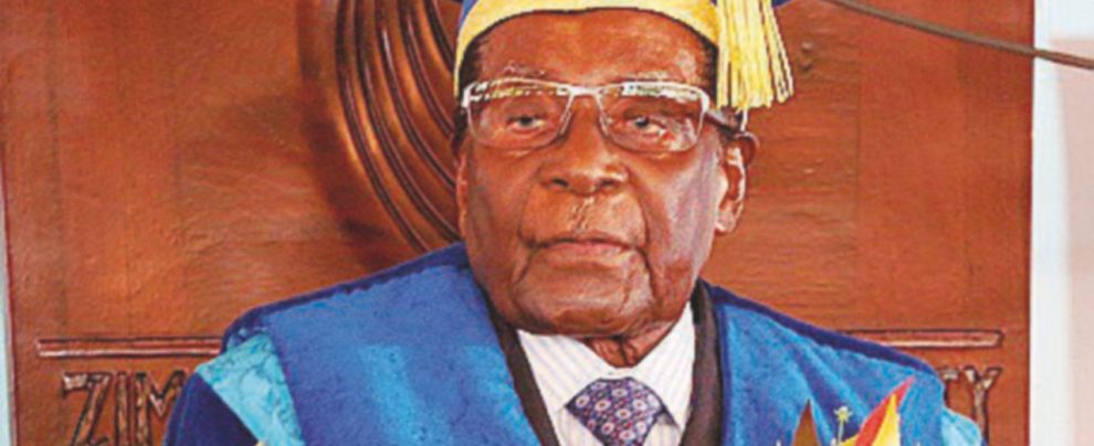 È anche rettore - Robert Mugabe, 93 anni, nella capitale Harare alla cerimonia dei neolaureati - Ansa Mugabe finge di essere ancora in carica. Il partito: “Ha tempo sino a domani”