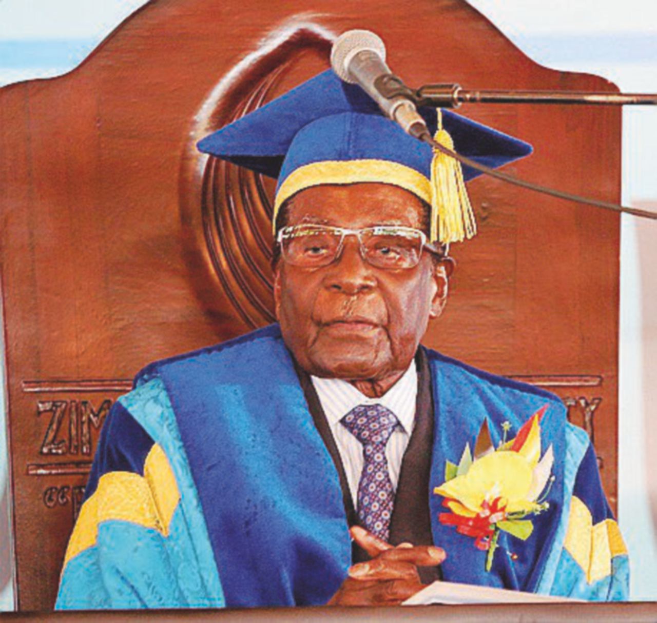 È anche rettore - Robert Mugabe, 93 anni, nella capitale Harare alla cerimonia dei neolaureati - Ansa Mugabe finge di essere ancora in carica. Il partito: “Ha tempo sino a domani”