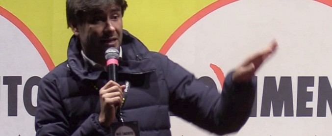 Copertina di M5S, Di Battista: “Berlusconi dice che non sono laureato? Lo ho querelato, ma mi basterebbero le scuse”