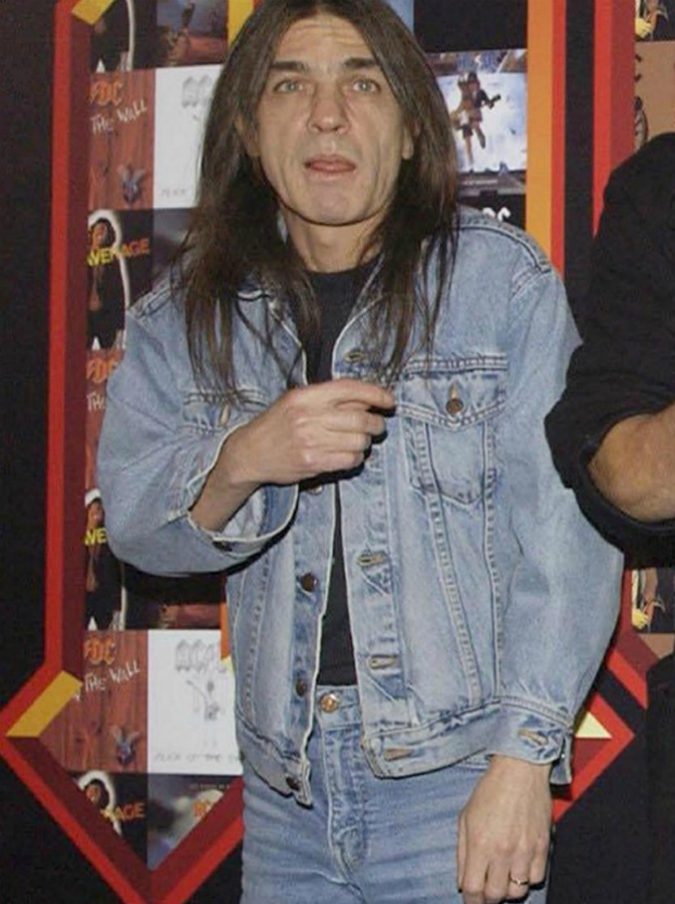 File photo dated 3/3/2003 of AC/DC co-founder and guitarist Malcolm Young who has died aged 64, the band has announced. PRESS ASSOCIATION Photo. Issue date: Saturday November 18, 2017. See PA story DEATH Young . Photo credit should read: Yui Mok/PA Wire Malcolm Young morto, addio al cofondatore degli AC/DC: aveva 64 anni