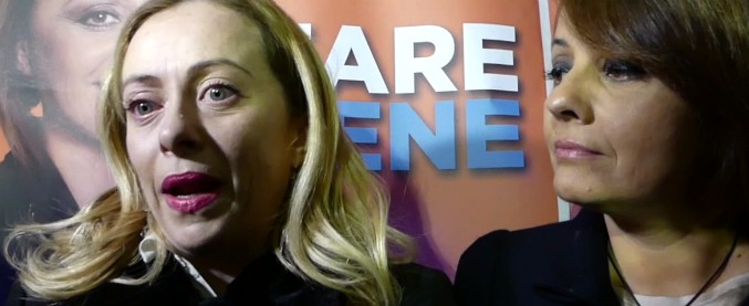 Copertina di Ostia, centrodestra all’attacco del M5S. Meloni: “I cittadini stanno pagando il racconto da Romanzo criminale”