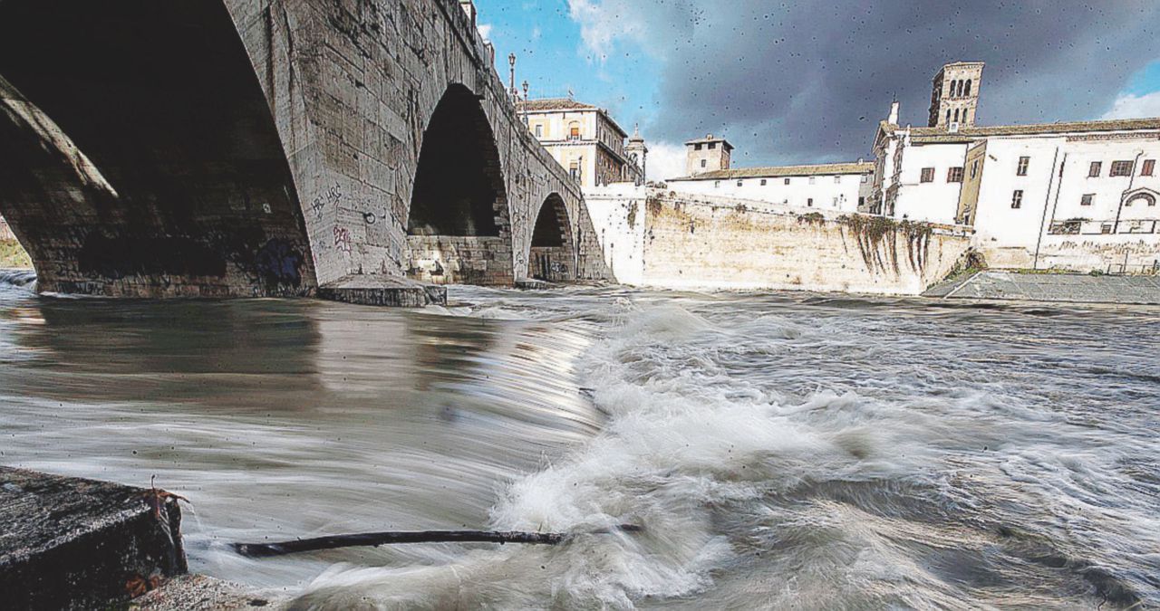 Copertina di Allarme Tevere, in 250 mila  sono a rischio allagamento