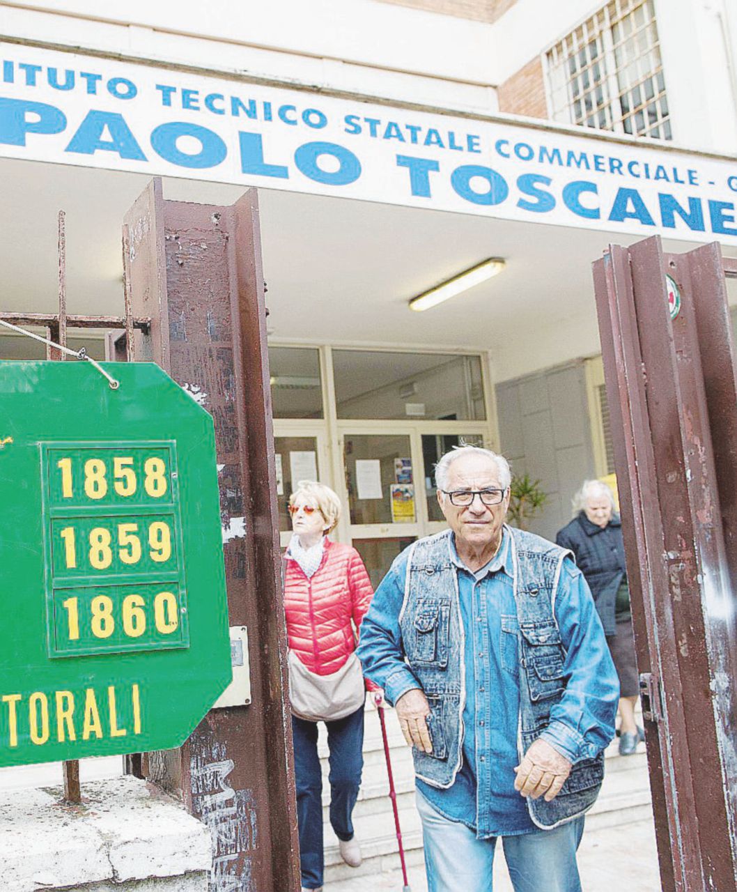 Copertina di Poliziotti ai seggi e tanta indifferenza Ostia torna al voto