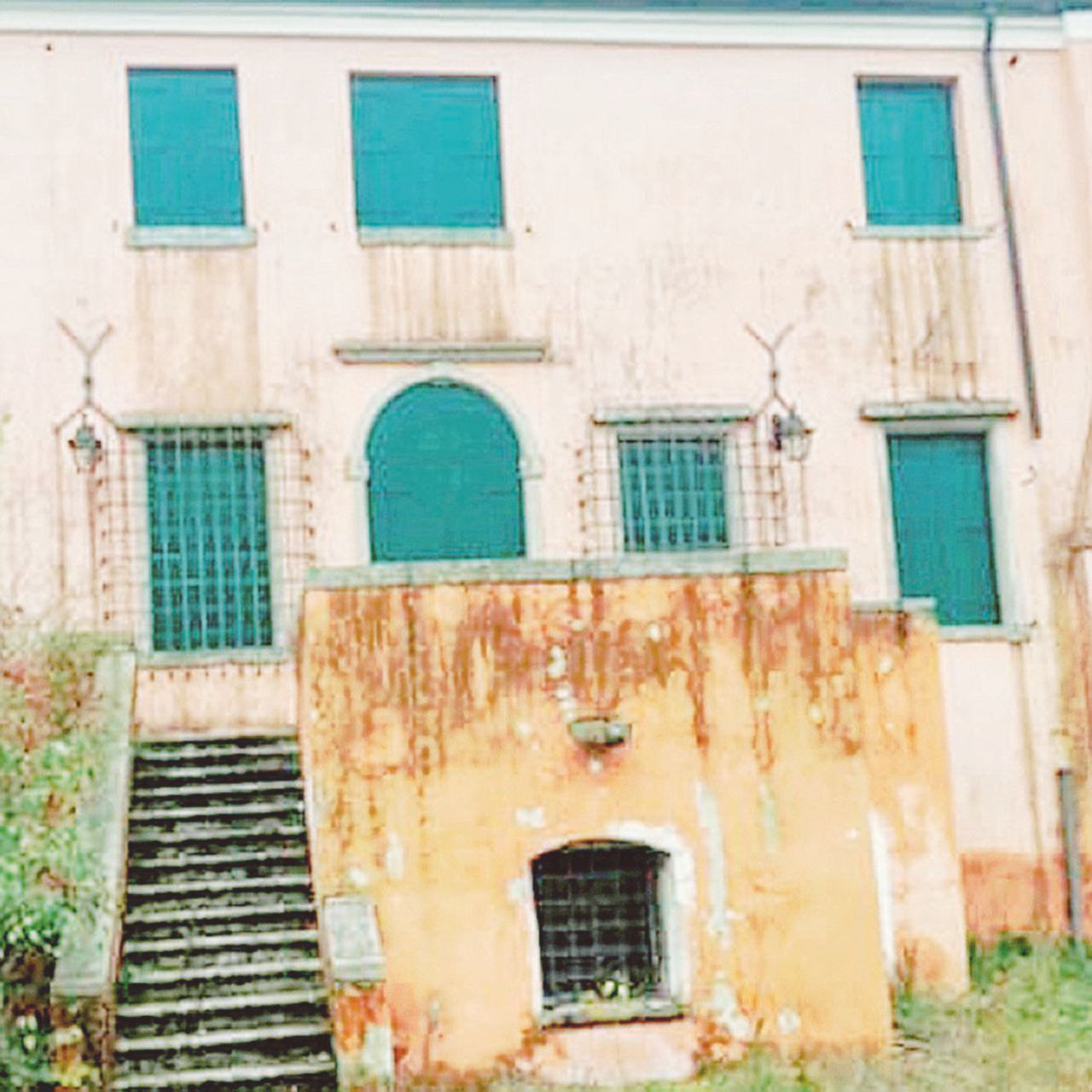 Copertina di Cade a pezzi Villa Rodella, l’ex Versailles (confiscata) di Galan