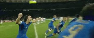 Copertina di Figc, Carlo Tavecchio si dimette. L’ironia dei social: “Esultiamo come gli azzurri a Berlino nel 2006 dopo i rigori”