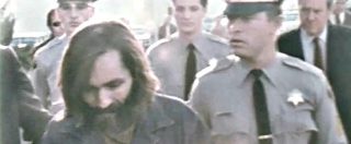Copertina di Charles Manson morto, dall’infanzia in riformatorio al massacro di Beverly Hills: chi era il killer di Sharon Tate