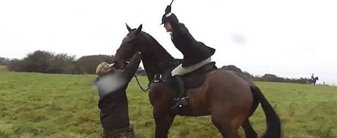 Copertina di Caccia alla volpe o all’animalista? Ecco l’incredibile reazione contro il sabotaggio degli attivisti