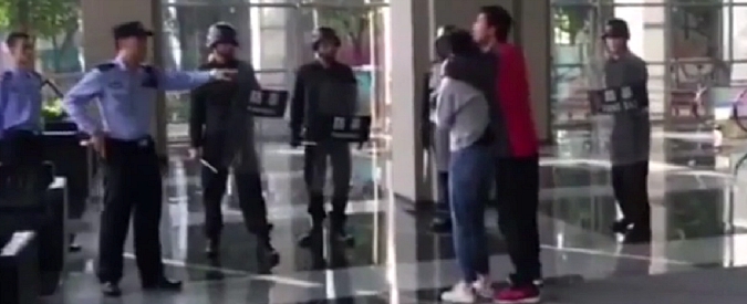 Copertina di Come ti disarmo il rapinatore. Poliziotto-eroe libera l’ostaggio con una mossa da cineteca