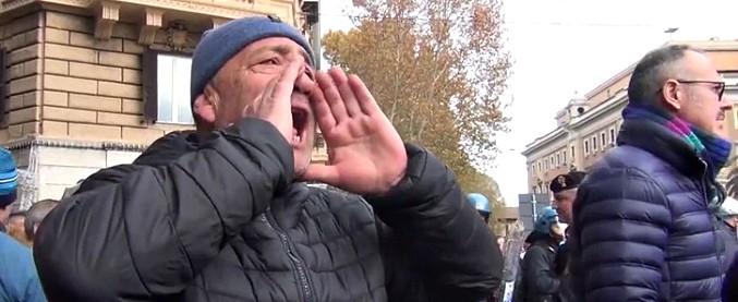 Copertina di Roma, sciopero dei taxi: strade bloccate e tensione con polizia. “Le regole non possono valere solo per noi”