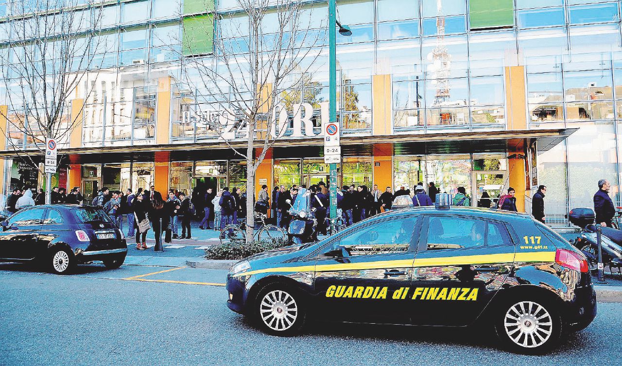 Copertina di Caccia alle fonti dei cronisti. Libertà di stampa in pericolo