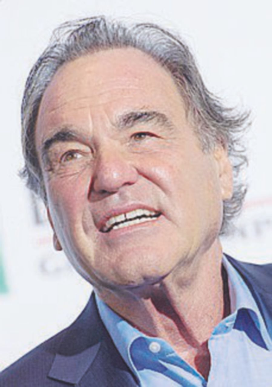 Stone accusato ancora. Via il nome di Brizzi dal trailer