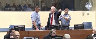 Copertina di Mladic, scoppio d’ira alla lettura della sentenza. Giudice costretto ad allontanarlo dall’aula