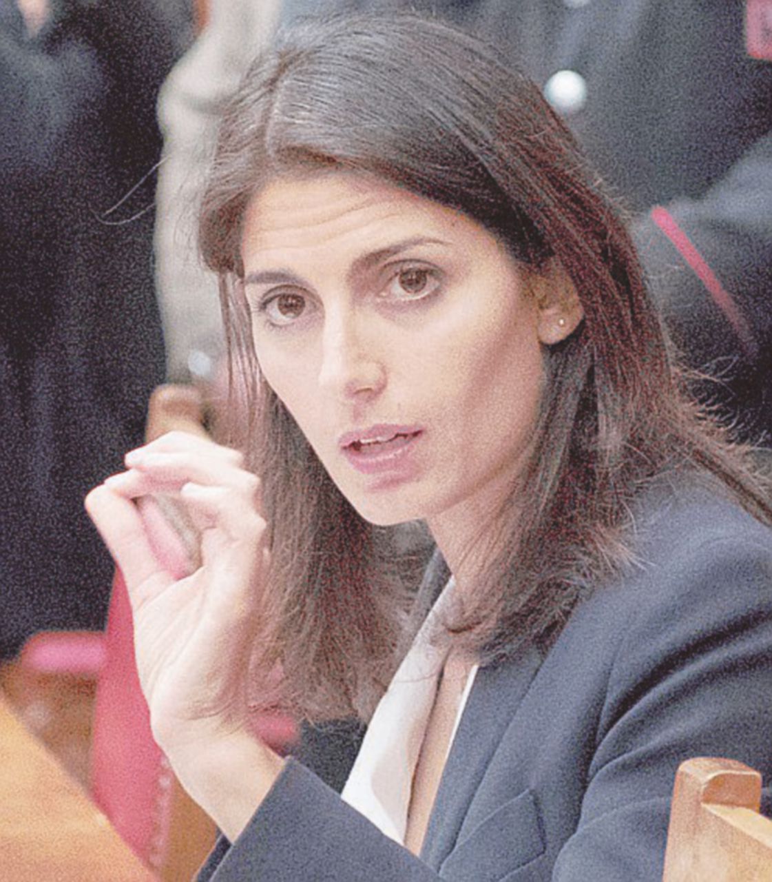 Copertina di Case popolari, Raggi caccia “chi ha la Porsche”