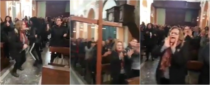 Copertina di “Si vede, si sente, Gesù è qui presente”: cori da stadio, canti a squarciagola e balli sfrenati. La messa diventa uno show