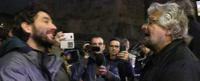 Copertina di Beppe Grillo vs attivista per la casa, faccia a faccia all’uscita dall’hotel. Poi altra attivista invitata ad entrare