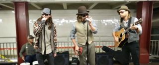 Copertina di Pendolari fortunati (e increduli): anonimi musicisti di strada o Maroon 5? La scena nella metropolitana di New York