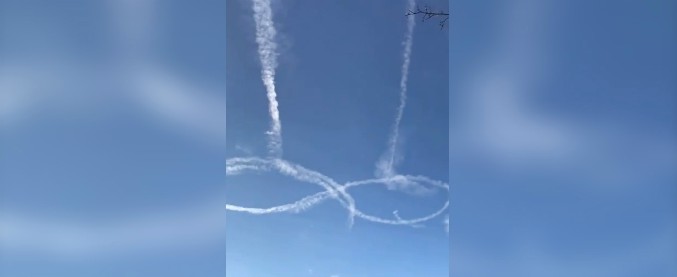 Copertina di Scie falliche, disegna un enorme pene in cielo con il suo jet: Top gun Usa sospeso dal servizio