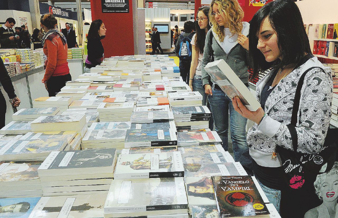 Copertina di Ventisette vite (altrui) in una sola libreria