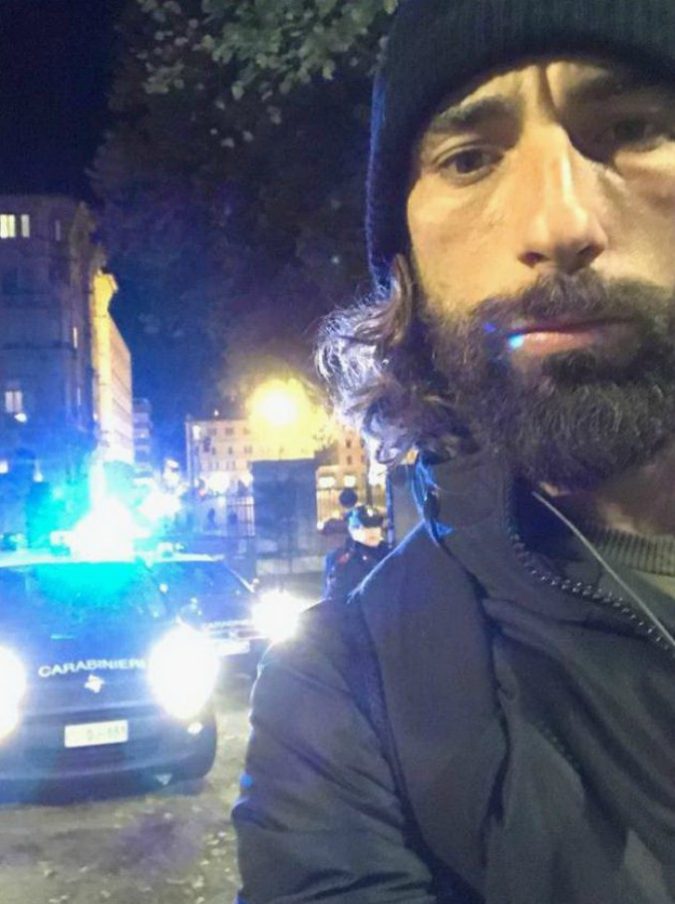 Striscia la notizia, Brumotti e la troupe aggrediti da 30 spacciatori a Padova: contro di loro sputi e schiaffi