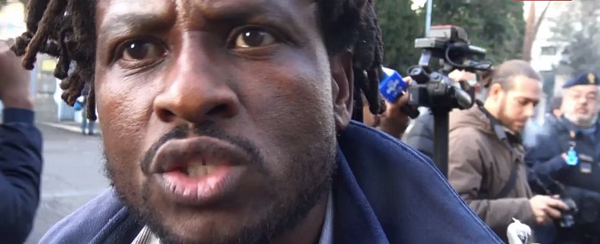 Copertina di Migranti, la protesta contro la schiavitù davanti all’ambasciata libica di Roma: “L’umanità non è in vendita”