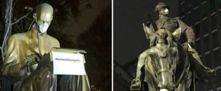 Copertina di Smog, 9 giorni oltre limiti di Pm10 a Milano. Blitz nella notte: statue con mascherine antinquinamento. “Ecco Smogville”