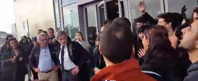 Copertina di Alemanno coperto di insulti all’autogrill. Incassa stizzito i cori da stadio, poi lo sfogo: “Una vita che non vedevo tante zecche…”