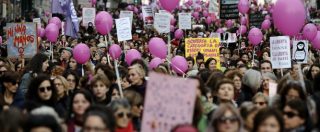 Giornata contro la violenza sulle donne, oltre 150mila in corteo a Roma. Mattarella: “Denunciare non basta”