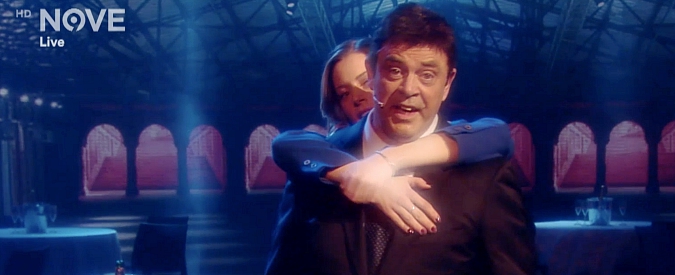 Copertina di Matteo Renzi rimane solo con Maria Elena Boschi. Ecco la Leopolda desertificata di Maurizio Crozza