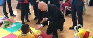 Copertina di Minniti, il piccolo migrante lo spiazza. Il ministro si avvicina e il bambino non la smette più di piangere