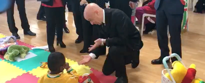 Copertina di Minniti, il piccolo migrante lo spiazza. Il ministro si avvicina e il bambino non la smette più di piangere