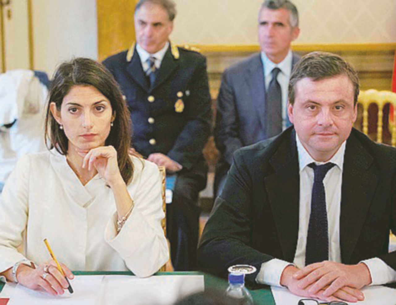 Calenda morde la Raggi: “È una turista”. La sindaca: “Solo marketing, zero soldi”
