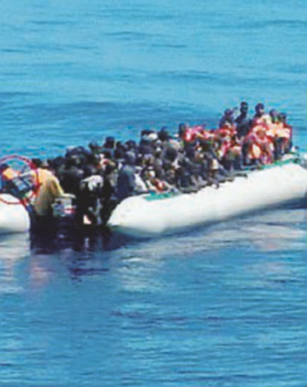 Naufragio di un gommone, squali sui corpi senza vita