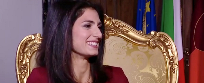 Copertina di Raggi: “A un uomo non darebbero del bambolotto”. E sull’ipotesi Di Battista sindaco: “Se ne dicono tante: fiduciosa”