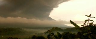 Copertina di Vulcano Agung, allarme a Bali per nuova eruzione. Getto fumo per 4 km sopra l’isola indonesiana: voli interrotti