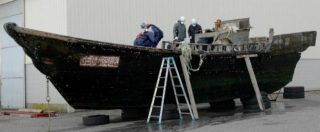 Copertina di Giappone, barca con a bordo 8 cadaveri scheletrici arenata sulla costa: forse erano pescatori della Corea del Nord