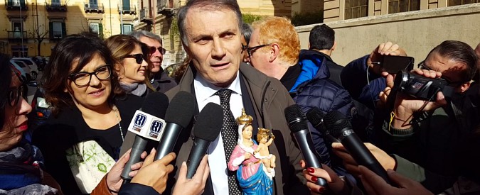 Copertina di Palermo, a scuola con la statua della Madonna. Il deputato leghista Pagano fa il crociato ma alcuni genitori lo contestano