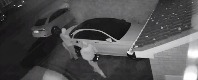 Copertina di Come ti rubo il Mercedes in 60 secondi. La tecnica utilizzata non lascia scampo, il furto ripreso dalle telecamere