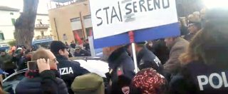Copertina di Renzi o Berlusconi? “Buffone, buffone”. Il segretario Pd fa tappa in provincia di Livorno: l’accoglienza alla stazione