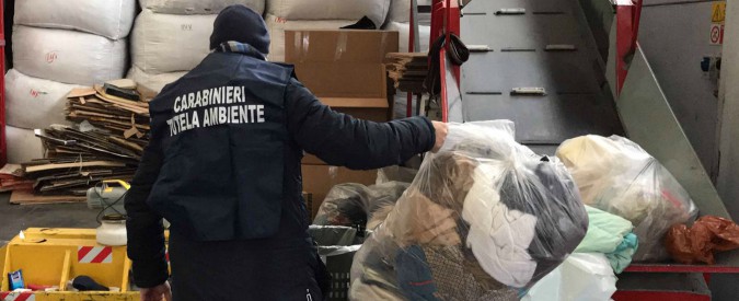 Milano, i vestiti usati raccolti per i poveri rivenduti nei mercatini: sei arresti. “Rete criminale faceva leva sulla solidarietà”