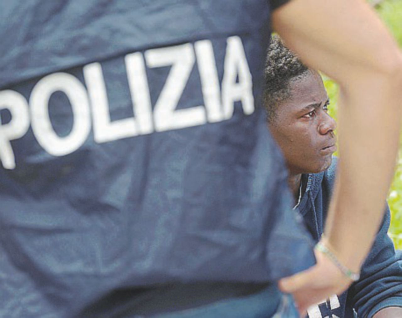 Corruzione, 6 poliziotti arrestati: “Permessi ai migranti in vendita a 5 mila euro”. Villa sequestrata
