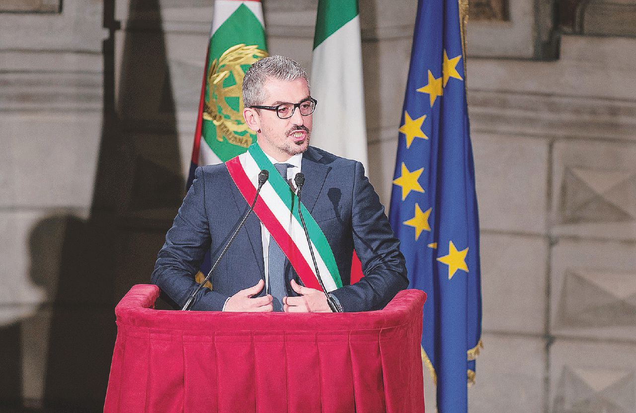 Mantova, l’inchiesta sul sindaco dei messaggi hard: “Fondi alle associazioni in cambio di voti”