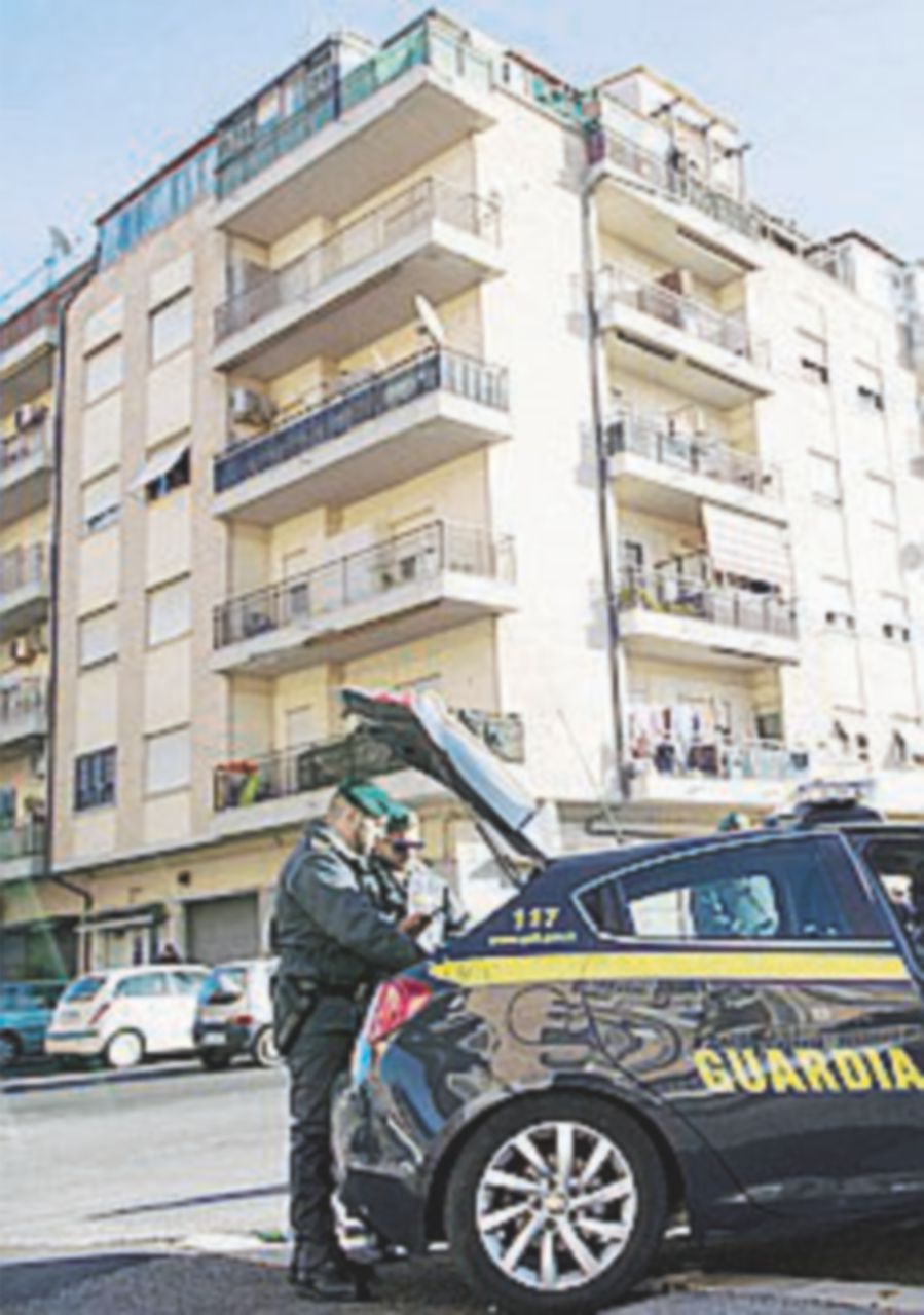 Blitz anticlan a Ostia: trovate droga e armi, quattro in manette