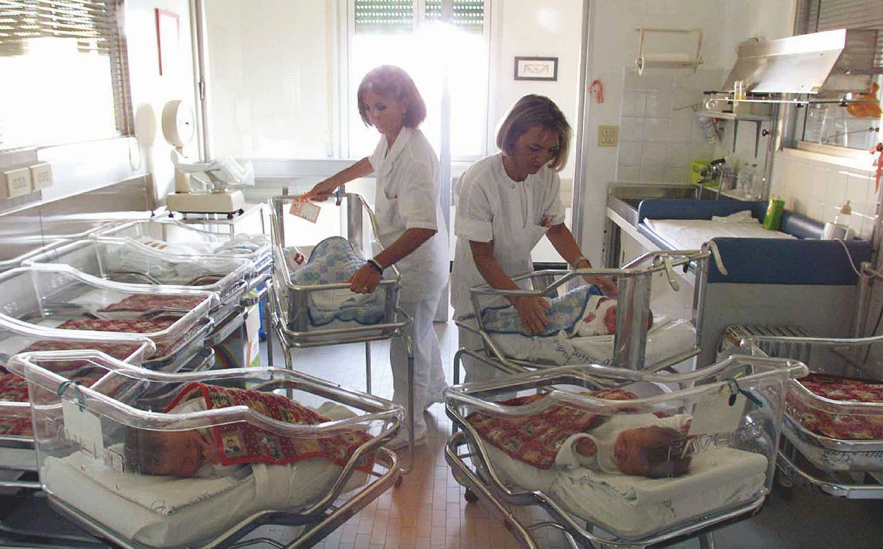 Copertina di Poche donne e poco lavoro: 100 mila neonati in meno