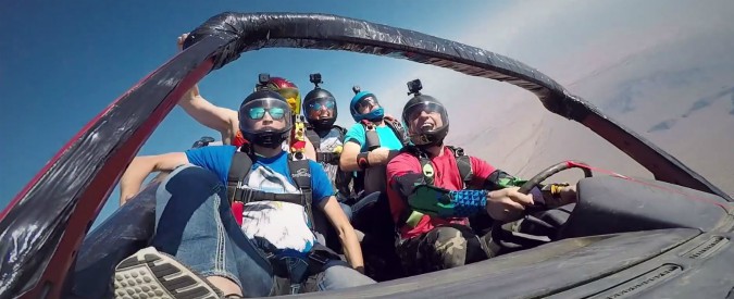 Copertina di Ma lo stanno facendo davvero? Gli sky drivers si lanciano dall’aereo con l’auto e rischiano davvero grosso