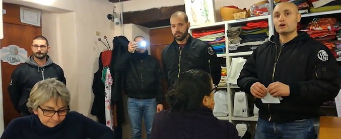 Copertina di Skinhead di estrema destra fanno irruzione nella riunione di Como senza frontiere: “Nessun rispetto per voi”