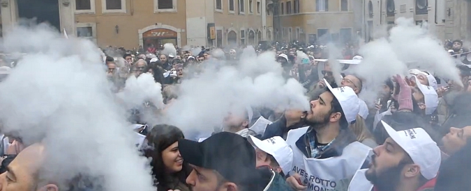Copertina di Sigarette elettroniche, svapatori a Montecitorio: “Se passa la stangata converrà quasi tornare a fumare”
