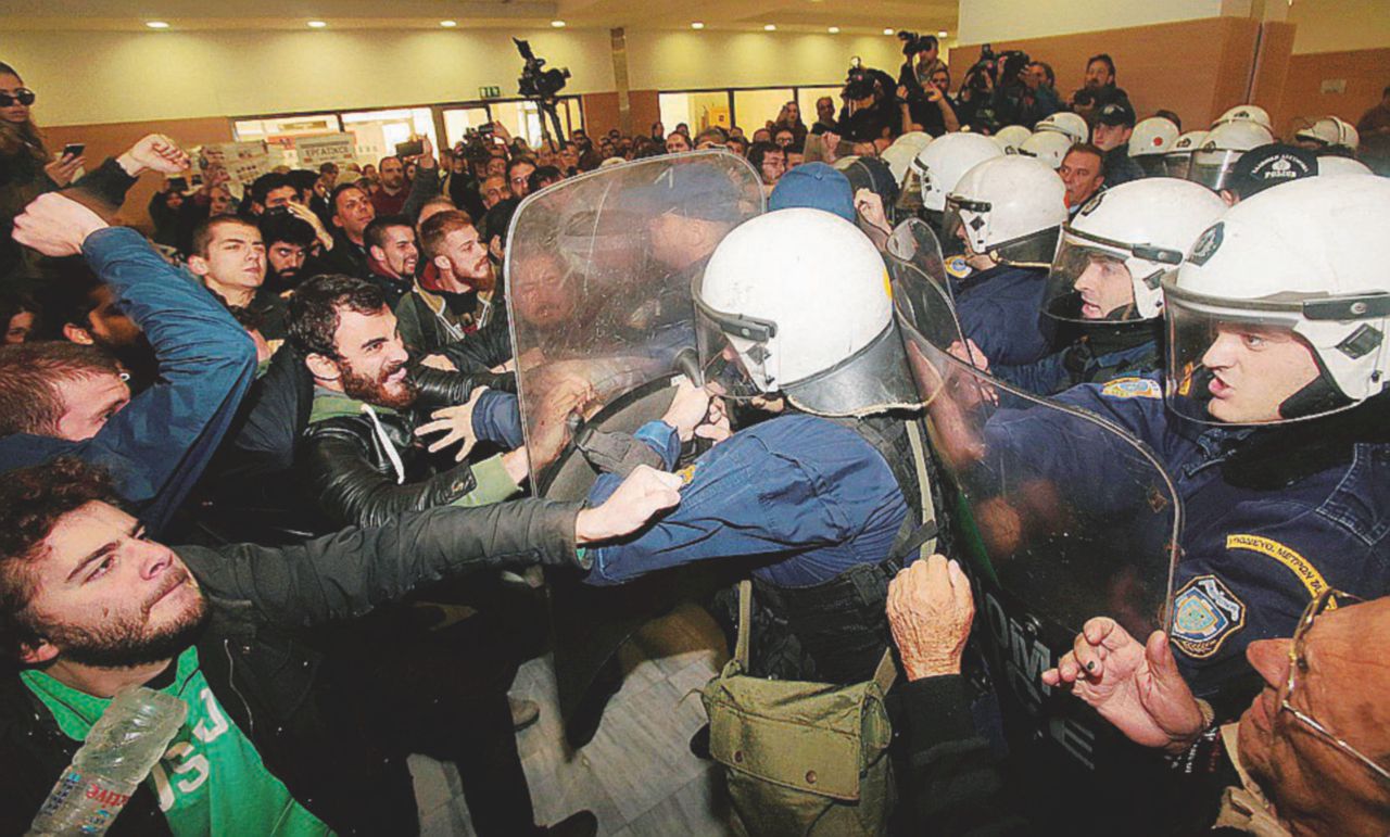 Copertina di Grecia, rivolta in tribunale per le case finite all’asta