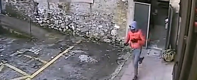 Copertina di Rapinavano gioiellerie, negozi e ristoranti: sgominata banda a Reggio Calabria. I colpi ripresi dalla videosorveglianza