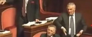 Copertina di Senato, lascia il braccio destro di Verdini Faceva gesti sessisti e saluti romani: adesso è il presidente dei biologi italiani