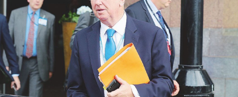 Il Sir che mise il piede in Fallon: cade la prima testa della May Il Sir che mise il piede in Fallon: cade la prima testa della May